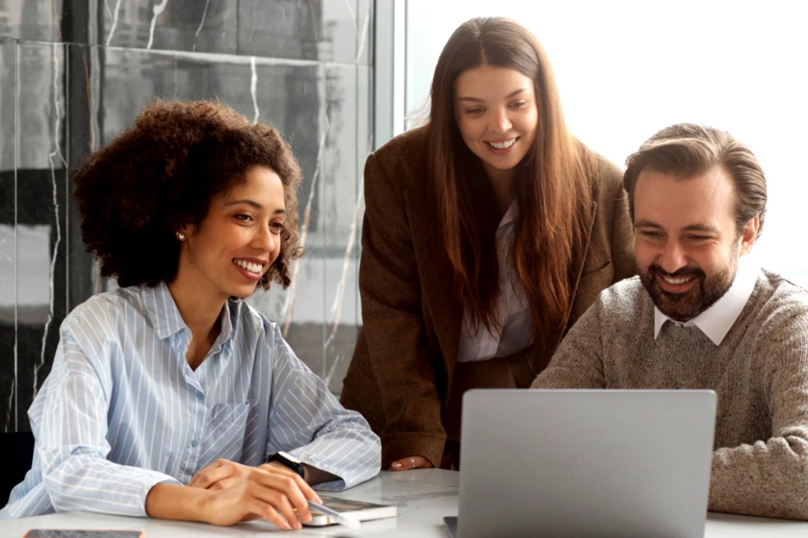 Teilnehmer beim gemeinsamen Lernen und Austausch in entspannter Atmosphäre